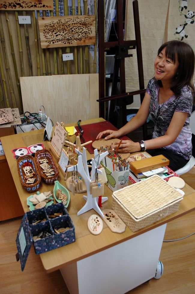 芦屋の絵描きさんが三宮に工房を出されたので、その様子を見に出掛けがてら、くまおじさんの居る長田へも出掛けてメシ喰ってきました。<br /><br />店訪問に思ったより少し時間が掛かってしまい、長田行きの時間が小一時間ずれちゃいました。。。<br />おかげで『喫茶たんぽぽ』が閉まってしまいました・・・失敗。