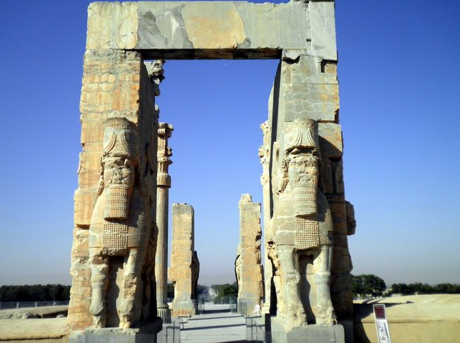 とうとうペルセポリスをこの目でみる日がやって来ました。<br /><br />教科書の中だけでしか出合った事の無い、あのペルセポリスが、目の前にでてくるのです。<br />紀元前７世紀、パルス族の王様アケメネスが南イラン高原で一つの国を創りあげたのです。<br />つまり、初めてのペルシャ帝国、すなわち、アケメネス朝の始まりです。<br />アケメネスの若き孫、キュロス２世が跡を継ぎ、彼の治世下２０年という短い期間に、世界で名だたる大帝国となったのです。<br />その後ダリウス１世の時に、東はインド、西はドナウ川に至る大帝国となった。<br />世界初の大帝国の誕生といわれています。<br /><br />そうした時に宗教的、政治的儀式の全てを行う場所として、このペルセポリスを築いたのです。<br />このころの宗教は、アフラ・マズダを神とあがめるゾロアスター教（拝火教）でした。<br /><br />前置きは置いといて、まずは見てみましょう、ペルセポリス。