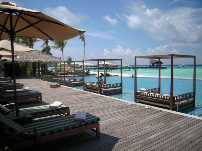 The Residence Maldives(ザ・レジデンス・モルディブ)<br />(2012年11月11日現在の情報です。情報は予告なしに変更されますので、予めご了承ください。)<br /><br />2012年9月10日にオープンしました。<br />ザ・レジデンス・モルディブは、モルディブを含めて4か国展開をしているラグジュアリーホテルグループ。<br />日本にもセールスオフィスがあります。<br /><br />ザ・レジデンス・モルディブは、モルディブの雰囲気に溶け込んだリゾートです。<br />ラグジュアリーでありながらモルディブらしさのフレンドリーなスタッフと心地よいサービスでおもてなしをしてくれます。<br /> <br />“広いラグーンに囲まれた、ザ・レジデンス・モルディブにようこそ!”<br />南北にのびる長い島…。見渡す限り広い透き通ったラグーン。<br />あ〜なんて綺麗なのだろう〜と、素朴な感想ですが、眺めていても飽きない景色。<br />島の周りには白いビーチも広がり、散歩をしていると済んだ空気が体の中に溶け込んでいきます。<br />ハウスリーフにはカメさん&お魚さんが沢山〜。ハウスリーフ&ダイビングポイントでもカメが多いのは珍しい。<br /><br />ザ・レジデンス・モルディブは、ガーフアリフ環礁にあります。赤道に近いリゾートです。モルディブに来て赤道に近いリゾートなんてすごい夢のようですね。<br />フルレ国際空港から、国内線でKaddho(カッドゥ)空港経由Koodhoo(クッドゥ)空港に行きます。<br />国内線チェックイン等など全てレジデンスンのスタッフがお手伝いをさせていただきます。<br />また、国内線出発のお時間まで、ラウンジ内でお待ちいただけ、搭乗手続き開始になりましたら、ラウンジスタッフがご案内をしております。<br />ラウンジにはスナック&ドリンサービス、インターネットサービス(デスクトップ1台)Wifiアクセス無料があります。<br />搭乗手続き開始時間がきましたら、ラウンジスタッフがご案内をいたしますので、ゲートの方へお進みください。<br />Kaddho(カッドゥ)空港到着時は、またレジデンスのスタッフがお手伝いをさせていただきます。<br />空港からボート乗り場まで車いで約2分。そこからスピードボートで、約10分でレジデンスに到着です。<br />Kaddho(カッドゥ)空港にはトイレがありますので、ボート乗り場に行く前にお済ませください。<br />海&空の色が一段と青く綺麗!景色を眺めている意外とアットいう間にリゾート到着です。青い海に囲まれた島は、マリンブルーの色が透き通ったラグーン、白い砂のビーチで描かれています。<br />桟橋では、スタッフが笑顔でお出迎えしてくれます。桟橋から見るラグーンの色はまた一段と美しく輝いているので感動しますよ!!!<br />桟橋からバギーでロビーへご案内。チェックインはロビー又はライブラリーで。<br />同時にリゾートの説明&島内地図などもくれますので、わからないことがあればその場で聞いていただけます。<br />また、お部屋にはイインヴィラダイニングメニューがあります。<br /><br />島の雰囲気<br />南北に延びた長い島。水上コテージも南北に延びています。ハウスリーフはよく、ビーチがきれいで、防波堤がなく、静かな島ですね!<br />室数は94室。7タイプのカテゴリーより、お好みにタイプをお選びいただけます。<br />個性的な屋根の桟橋から島内を見渡すと、左には広いビーチとプール!<br />綺麗なラグーンを一望できるプールはサンセットも綺麗に眺めていただけるフォトジェニックのベストロケーションです。<br />とにかくラグーンが綺麗で心を和やかにしてくれます。<br />東側の水上コテージ先端&ファルフマーレストラン先端は心地よい波の音が聞こえてきます。<br />また、東側は白砂のビーチは広く裸足で歩くと気持ちがよく、お散歩には健康的。<br />青い海、白いビーチ、北側のラグーン内には、小さな無人島が浮かんでいます。<br /><br />ハウスリーフでのスノーケリング<br />ダイビングセンターの桟橋からエントリーをし、パイプ沿いに泳ぐと、ドロップオフィに出やすく、パイプ沿いには珊瑚があり魚もいるので見ながら行くと楽しい。<br />砂地にはクチナガイシヨウジみたいな小さなヘビちゃん魚もいて、観察していると面白いです。ドロップオフまで早く行きたい方は、クロールで泳ぐと数分3分くらいです。<br />ダイビングセンター前のブイの場所は、ドロップはなだらかで泳ぎやすい。<br />パッセージがないので、遊泳範囲は黄色いブイが目印です。<br />ダイビングセンター前の黄色いブイ〜次の黄色いブイの区間で泳げます。<br />リーフを左肩にして水上コテージ方向へ泳ぎましょう。<br />次のブイにだんだん近づくと右肩には、浅瀬の砂地が広がってきます。<br />そこが、次のブイの目印。光が入るとこの場所は綺麗です。私は2回泳ぎました。<br />1回目は、カメx5、大きなナポレオンx1、大きなサメx1、マダラトビエイx2、ツバメウオのファミリーが沢山、カスミアジ、ロウニンアジ、イシダイ(黒いタイ)、ハタ、パウダーブルー、緑のブタイの群、ヨスジ、マグロ、カツオ、テングハギ、<br />ニシキヤッコ、タテジマキンチャクダイ、フグ、その他…色々見られました。<br />2回目は朝早く泳いだので、1回目よりは見られませんでしたが、魚の朝食タイムの姿で珊瑚をガリガリしている群魚が多かったです。<br /><br />客室数94部屋<br />お部屋のカテゴリーは7<br />☆1ベッドルーム・ビーチヴィラ11室 (138?)<br />最大収容人数 大人3名 または大人2名+子供1名<br />1エキストラベッド<br />☆1ベッドルーム・ビーチプールヴィラ6室 (158?)<br />最大収容人数 大人3名 または大人2名+子供1名<br />1エキストラベッド<br />☆2ベッドルーム・ビーチプールヴィラ2室 (273?)<br />最大収容人数 大人4名 または大人3名+子供1名、大人2名+子供2名<br />☆1ベッドルーム・ウォーターヴィラ39室 (137?)<br />最大収容人数 大人3名 <br />1エキストラベッド<br />☆1ベッドルーム・ウォータープールヴィラ28室 (156?)<br />最大収容人数 大人3名 <br />1エキストラベッド<br />☆1ベッドルーム・デラックスウォータープールヴィラ4室 (182?)<br />最大収容人数 大人3名 <br />1エキストラベッド<br />☆2ベッドルーム・ウォータープールヴィラ4室 (282?)<br />最大収容人数 大人4名 <br /><br />*お客様の安全の為、13歳未満のお子様のウォーターヴィラのご利用はご遠慮いただいておりますが、どうしてもご希望の方はご相談ください。<br /><br />レストラン<br />ザ・ダイビングルーム(メインレストラン)<br />朝食07:00〜10:30ビュッフェスタイル<br />昼食12:30〜15:00アラカルトメニュー<br />夕食19:00〜22:30アラカルトメニュー<br />アジア料理、インド料理、地中海料理をお楽しみいただけます。<br />オープンエアーで、テーブルはカップル&ファミリーなどにも対応ができます。<br />お天気が良いと外でもお召し上がりいただけます。<br /><br />ファルフマーレストラン<br />昼食12:30〜15:00<br />夕食19:00〜22:30<br />今現在は夕食のみの営業です。<br />230mの桟橋先端、ベストロケーションにあります。<br />シーフードと肉料理を西洋料理または、グリルでお召し上がりいただけます。<br /><br />プライベートダイニング<br />スタッフにお尋ねください。<br /><br />インヴィラダイビング<br />24時間<br /><br />バー<br />ザ・ビーチバー(メインバー)<br />プールの横にあります。サンセットが綺麗に眺められるバーです。<br />軽食メニューもお楽しみにいただけます。<br />10:00〜24:00<br /><br />ザ・スパ・バイ・クラランス<br />ザ・スパ・バイ・クラランスは、モルディブで初の1号店です。<br />自然美を追求したクラランスのスパ製品は、植物の成分で作られています。<br />豊富なメニューの中からトリートメント体験していただけます。<br />フェイシャル&ボディスクラブ等もお勧めです。<br />6室(ダブル)水上パビリオン&ヘアーサロン。<br /> <br /> <br />Website : http://www.theresidence.com<br />Email : info-maldives@theresidence.com<br />Address:Falhummafushi, Huvadhoo Atoll, P.O Box2088,Male,Republic of Maldives<br />電話:(960)682 0088<br />ファックス:(960)682 0011<br /><br />リゾート日本人スタッフ:いません<br />日本人ダイビングインストラクター:シーズンによりいます。(要確認)<br /><br />時間<br />日本との時差4時間<br /><br />トランスファー<br />フルレ国際空港から、国内線でKaddho(カッドゥ)空港経由Koodhoo(クッドゥ)空港に行きます。<br />フルレ国際空港→Kaddho(カッドゥ)空港 約45分(約20分待ち)→Koodhoo(クッドゥ)空港(約15分)。<br />Koodhoo(クッドゥ)空港からリゾートまで、スピードボートで約10分<br />*国内線チェックインクローズはフライト出発時間の30分前。<br /><br />島のサイズ<br />長1kmx幅120m<br /><br />チェックイン 14:00<br />チェックアウト 12:00<br /><br />電気圧<br />230V 50Hz<br />プラグ:三椏日田ピン/日本のコンセントが使用できるタイプです。<br />マルチ有り(お部屋に無い場合はレセプションにお問い合わせ下さい)<br /><br />レセプション&キャッシャー&ライブラリー<br />24時間オープン<br />レセプションの上がライブラリーになっています。ラグーンが一望でき眺めが良い。<br />エアコン完備でフォファーの他に長椅子があり、くつろいでいただけます。<br />本棚、ゲーム、Wifiインターネット(無料)<br /><br />クレジットカード<br />ビザ、マスター、アメリカンエクスプレス、ジェーシービー<br />*ジェーシービーは承認が下りにくい場合が有る為、他のカードもご持参ください。<br /><br />キャッシュの取り扱い<br />アメリカドル、ユーロ *日本円不可<br />*トラベラーズチェックの使用可<br /><br />インターネット<br />Wifi使用可能エリア無料:ロビー、ライブラリー、ザ・ダイニングルームレストラン、ビーチバー<br />お部屋からの使用は有料:US$15/12時間、US$20/24時間<br />使用時間は分割できます。<br />*料金には10%サービスチャージ+8%GSTが別途されます。<br />また、内容&料金は予告なしに変更されますので、予めご了承ください。<br /><br />日本への電話&ファックス<br />電話:US$2/1分<br />ファックス:US$2/1分<br />*ローカルコールUS$0.5/1分<br /><br />カクテルパーティー<br />未定<br /><br />DVD&CDレンタル<br />あり。(英語のみ)レセプションにお尋ねください。<br /><br />ご出発案内<br />ご出発のご予定に関するご案内は前日の夕方、お部屋にお届けいたします。<br /><br />キッズクラブ(3歳〜12歳)<br />10:00〜17:30 無料。<br /><br />ベビーシッターサービス(0歳〜2歳)<br />10:00〜17:30 有料。US$10/1時間/一人<br />*料金には10%サービスチャージ+8%GSTが別途されます。<br />また、内容&料金は予告なしに変更されますので、予めご了承ください。<br /><br />クリニック<br />09:00〜18:00(24時間対応可能)<br />初診料無料:営業時間内US$40/お部屋に往診の場合US$50<br /> 営業時間外US$50/お部屋に往診の場合US$60<br />薬代有料(子供&幼児向けの風邪薬などあります。)<br />車椅子&松葉杖あり。<br />AED あり。<br />ダイビングチャンバー なし<br />*料金には10%サービスチャージ+8%GSTが別途されます。<br />また、内容&料金は予告なしに変更されますので、予めご了承ください。<br /><br />自転車の貸し出し<br />未定<br /><br />エイ&魚の餌付け<br />なし。<br /><br />ハネムーンサービス、お誕生日、結婚記念日、リピーターサービス<br />旅行会社にお尋ねください。<br /><br />