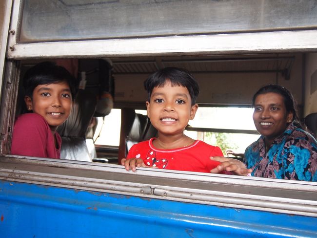 輝く笑顔の国　スリランカ　ひとり旅　（８） スリランカ鉄道で「鉄子」体験