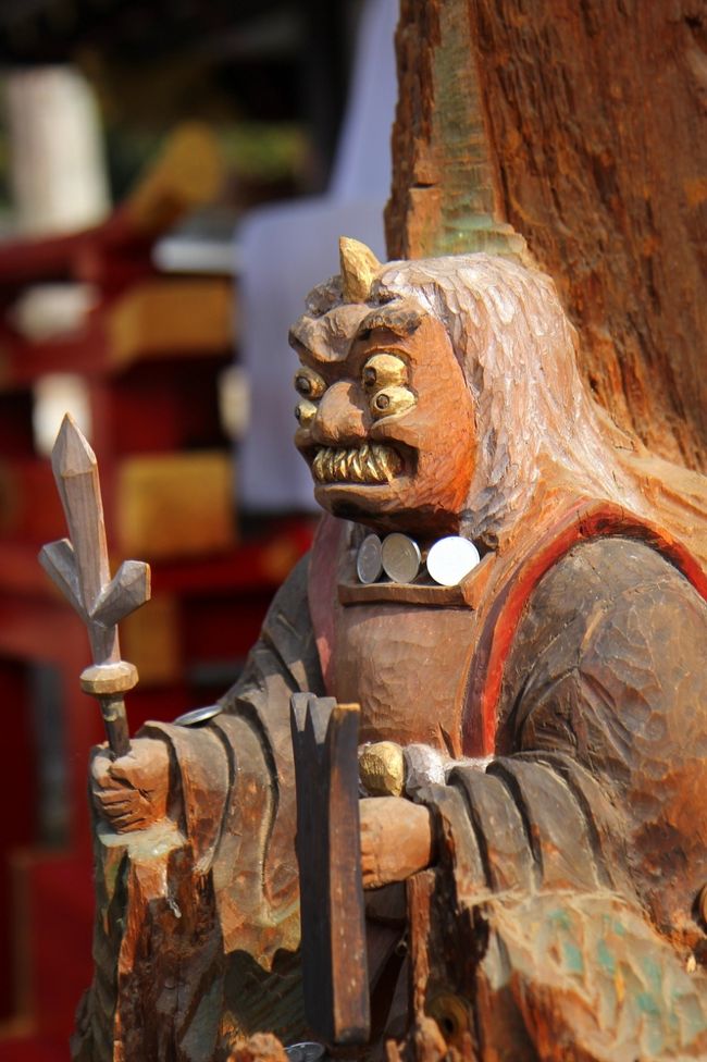 京都では節分に「四方参り(よもまいり)」といって,北東の吉田神社,南西の壬生寺,南東の八坂神社(または伏見稲荷大社),北西の北野天満宮へお参りする風習があります。<br /><br />四方参りには深泥ヶ池からやってきた鬼は北東の吉田神社に出ます。<br />そこを追い払われて次に向かうのが南東の八坂神社。<br />ここも追われて次に逃げ込むのが南西の壬生寺。<br />またまた追われて最後に北西の北野天満宮に来るのだそうです。<br />そして北野天満宮では鬼を追わずに末社の福部社の中に鬼を閉じ込めてしまうのです。<br /><br /><br />節分には1日早い2月2日でしたが,各地で節分行事が行われていたので,駆け足で回ってきました。<br />訪れた順番はわけありで,北野天満宮→壬生寺→吉田神社→八坂神社です。<br />旅行記では特に吉田神社の節分祭について,詳しく触れています。<br />