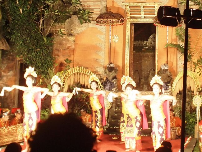 夕方再びウブド王宮へ。毎晩伝統芸能の公演が行われている王宮ですが、この日は土曜日でビナ・ルマジャというグループによる公演がありました。華やかな踊りだけでなく、激しい動きやコミカルな動きもあり、男性の踊り手も活躍していました。