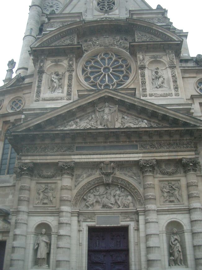 パンテオンのとなりにSt-Etienne-du-Mont Church があります。入ったことがなかったので，パリ観光の手始めとして（失礼！），まずここをたずねました。パスカルとラシーヌのお墓があるところです。<br />外部はゴシック形式の建物で，内部にある橋のような構造物（名前は失念）と螺旋階段が特徴的です。