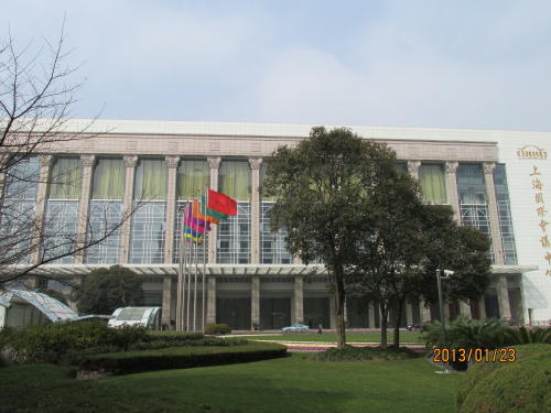 上海国際会議中心　上海浦東賓江大道2727号　地下鉄陸家嘴<br />陸家嘴金融交易中心に位置するホテルと会議室が一体の展覧会場。1999年8月OPENで総面積11万平方メートル、25の様々な大きさの会議室を有し、2001年10月にはAPEC会議が開かれた。観光ではありませんので参観する事は出来ません。ホテルも各国の要人が泊まるので価格は最低日本円で３３０００円、最高日本円で３６万円です。<br />