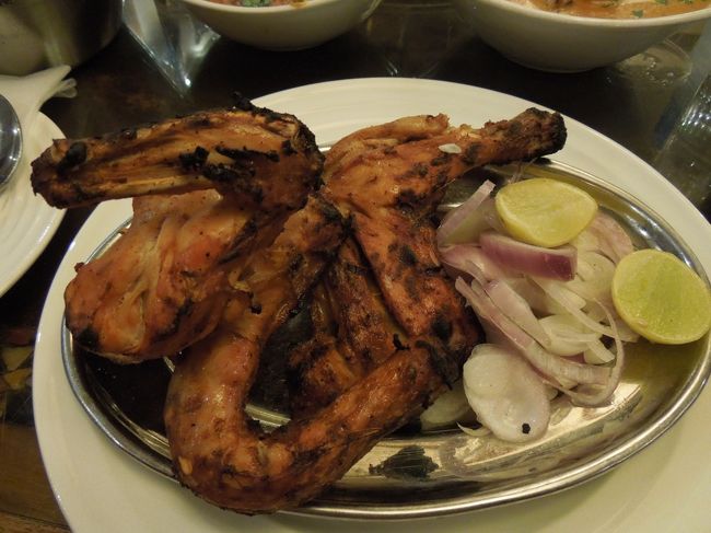 20年ぶりのインド旅行。<br />20年前にはゴールデントライアングル（デリー・アグラ・ジャイプール）旅行でした。だから今回は行ったことのない場所に行きたい。でも旦那はインドが初めて。そうなるとタージマハールは外せない。<br />ということで、ゴールデントライアングルにガンジス川を加えたツアーに決定！<br /><br />次に・・・バラナシ・ジャイプール・アグラ・デリーをめぐるツアーはたくさんある。私たちのこだわりは以下の通り<br />１．デリー⇔バラナシ間は飛行機を使う（寝台列車は使わない）<br />２．往復直行便（エアインディアか日本航空）<br />３．デラックスホテル＆宮殿ホテルを使用する<br /><br />とくにホテルはデラックスにこだわりました。インド旅行は朝食と夕食をホテルでとることが多く、夕食のランクもホテルのランクに影響されます。夕方チェックインして朝チェックアウトする毎日で、正直滞在時間は短いですが、やはり食事が豪華なのと、疲れてチェックインしたとき豪華なホテルだと気持ちが違ってきますね！<br />お湯が出ない！なんてこと一回もなかったですし・・<br /><br />ということで選んだのが「ファイブスタークラブ」という旅行会社です。王道〜秘境までくまなくやっている旅行会社で結構昔からあるのは知っていたのですが、使うのは初めてです。口コミを見ると悲喜こもごもでしたが・・<br />私たちの意見は、何かあってもある程度自分たちで対処できるのであれば、価格もリーズナブルで大変お得です。例えば「日本語スルーガイドがご案内」とパンフレットには書いてありましたが、他社でのスルーガイドの意味とファイブスターのスルーガイドの意味は違うようで、途中の国内線移動にはガイドは同行しなかったです。他社のガイドは同行していました。こういったことも自分たちで対処できるので、全く問題ありませんでした。<br /><br />結論として！すごく楽しい旅行でした。<br />行程は以下の通り<br />1月26日　成田→デリー　　　　　　　デリー泊<br />1月27日　デリー→バラナシ　　　　　バラナシ泊<br />1月28日　バラナシ　　　　　　　　　バラナシ泊<br />1月29日　バラナシ→デリー　　　　　デリー泊<br />1月30日　デリ→ジャイプール　　　　ジャイプール泊<br />1月31日　ジャイプール→アグラ　　　アグラ泊<br />2月1日　 アグラ→デリー　　　　　　機内泊<br />2月2日　 成田<br /><br />直行便のエアインディアの予約のはずが、787問題で急遽往復JALに変更になりました。<br />ツアーを見るとJALの方がちょっと高かったりするので、ラッキー！とも思いましたが、ボリウッド映画見損ないまいした(T_T)<br /><br /><br /><br /><br />