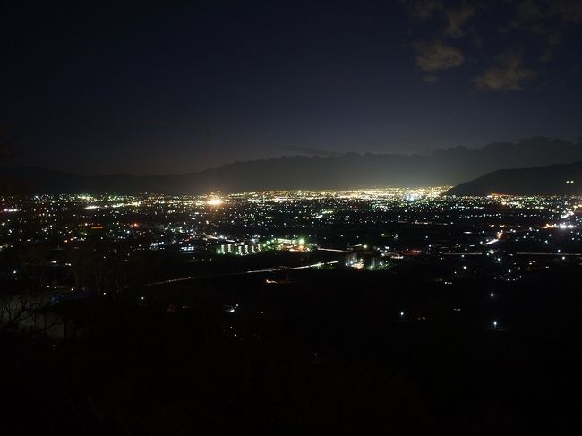 山梨甲州市の甲州高尾山へ日帰り登山してきました。<br /><br />勝沼ぶどう郷駅を基点にタクシーを使って登山～温泉～夜景と日帰りハイキングを満喫！<br /><br />登山口の大滝不動尊には不動滝の氷瀑が見事に残っていました！甲州高尾山は山火事によって森林が燃え、その結果展望が良い山となり、稜線歩きは開放感抜群。富士山も見事に見えました。<br /><br />下山後はぶどうの丘の「天空の湯」へ。露天風呂からの夕焼けと夜景は本当に素晴らしかったです！<br /><br />気楽にハイキングしたい方にはおススメです。<br /><br />詳細記録はこちら～<br />http://bluesky.rash.jp/blog/hiking/kousyutakaosan.html<br /><br />