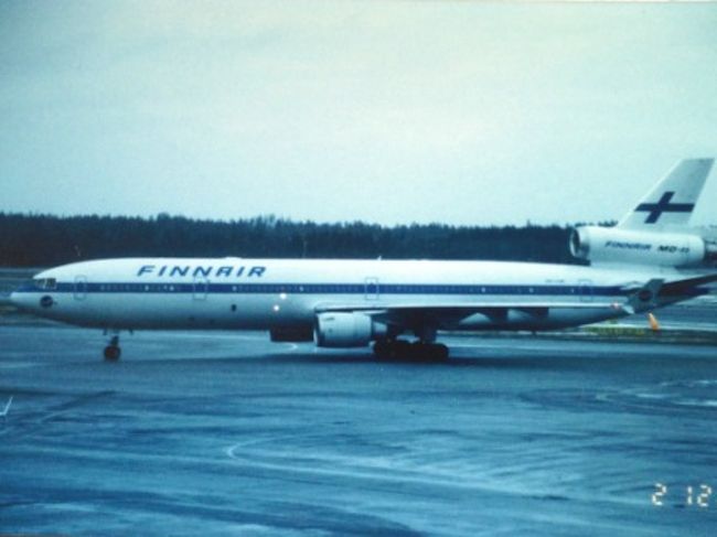 フィンランド航空のツアーで酷寒の北欧フィンランドへオーロラを見に行ってきた簡単な旅行記です。<br />2月の連休で搭乗人数が多かったのためか、フィンランド航空は定期運航の特徴のない平凡なA330でなく、スタイリッシュな3発エンジンのMD11機でした。長距離フライトはエンジンが多い方がやはり安心しますし、MD11/DC10/トライスターは今でも一番かっこよい旅客機だと思っています。