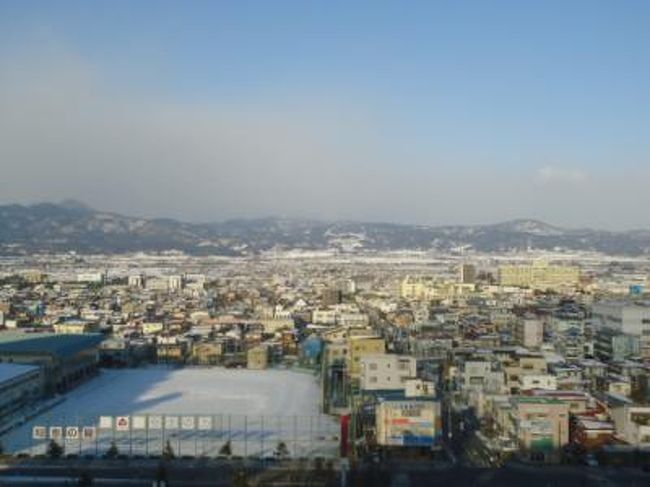 二日目。<br /><br />今回泊まったホテルは山形駅すぐそば。毎度の朝飯＆大浴場付きのホテル。<br />偶然にも前回の名古屋同様、今回も１３階の部屋。夜は上の大浴場で温まりました。朝飯も美味しかったしこれで５７００円はなかなかいい。<br />朝飯はご飯が美味しかったな〜ってこれって前回の山形の時にも言ったような・・・。<br /><br />本日は山形美術館へ寄ってから地元へお帰り。<br /><br />チェックアウトを済ませて駅の反対側から歩いて山形美術館へ。<br />昨日はそんなに気にならなかったけど、山形も結構雪が残ってる。