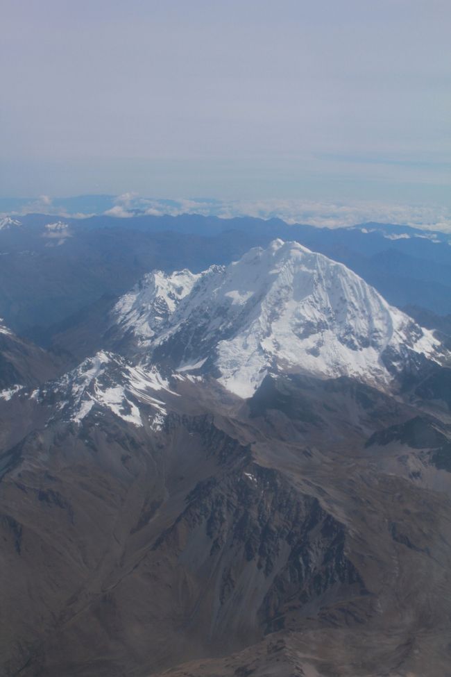 あこがれのペルーにやって来て４日目。。<br />いよいよ　『シエラ（アンデス高山地域）』へ向かいます。。<br /><br />リマからクスコへ向う飛行機から見かけた雪を冠ったアンデス山脈。。<br />そして、突然現れる赤き古（ふる）き都「クスコ」。。<br /><br />リマに代表される『コスタ（海岸砂漠地域）』とは<br />全く違う顔を見せるペルーに　すっかり、ノックアウト♪です。。<br /><br />そして、赤き古き都「クスコ」。。<br />完全に、その魅力に囚われてしまいました。。<br /><br />「クスコ」到着まで。。<br /><br />　【1日目】<br />　　伊丹 ⇒ 成田 ⇒ （ヒューストン乗換）⇒ 深夜、リマ着<br />　　　　≪アトン・サン・イシドロ 泊≫<br />http://4travel.jp/traveler/kuritchi_mama/album/10741112/<br /><br />　【２日目】<br />　　リマ ⇒ パラカスへ<br />　　２５０㎞、 約4時間「パンアメリカン・ハイウェイ」をドライブ<br />　　　 ～途中、「パチャカマク遺跡」観光～<br />　　　　≪　ダブルツリー パラカス 泊（海の見える部屋）≫<br />http://4travel.jp/traveler/kuritchi_mama/album/10742006/<br /><br />　【３日目】<br />　　ナスカ地上絵（パラカス空港より）<br />　　　　ホテル　ダブルツリー パラカスに戻り、<br />　　　　串焼きとシーフードライスのランチ♪<br />　　パラカス ⇒ リマ （約4時間）<br />　　　　≪アトン・サン・イシドロ 泊≫<br />http://4travel.jp/traveler/kuritchi_mama/album/10742594/<br /><br />◎【４日目】<br />　　リマ ホルへチャベス国際空港 ⇒ <br />　　クスコ アレハンドロ ベラスコ アステテ空港<br />　　（到着編）<br /><br />　　～サクサイワマン遺跡～ケンコー遺跡～<br />　　人気レストラン“インカ・グリル”でランチ♪<br />　　市内観光～アルマス広場～１２角の石～<br />　　サントドミンゴ教会（太陽の神殿）<br />　　クスコ ⇒ ウルバンバ （約1時間30分のドライブ）<br />　　≪カサ アンディーナ プライベートコレクション サクレドバレー 泊≫ <br /><br /><br />（編集中）