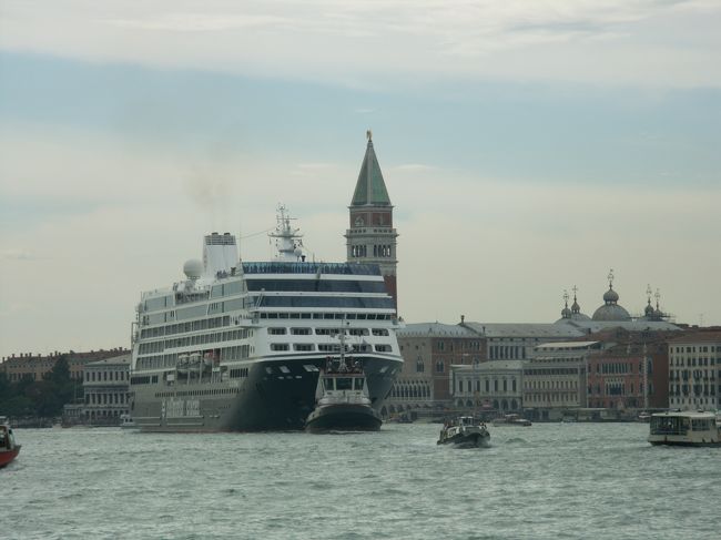 ヴェネツィアについてはたくさんの方が語っているので、それらにない写真を案内のために載せました。　これは、サン・マルコ広場近くの運河を走るクルーズ船です。　出航の時間は、どれも同じらしく、何隻も通過します。<br />これは回答の補助に作成したもので、旅行記としてはお粗末です。念のため。