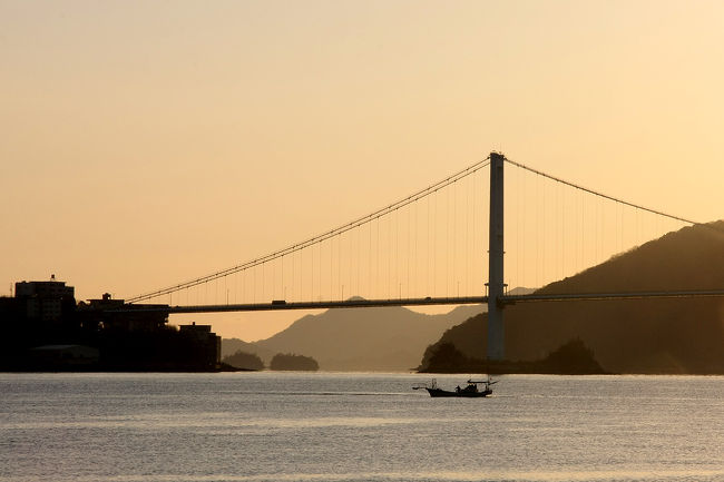 「しまなみ海道」は知っているけれども「とびしま海道」は知らないという人は多いのではないでしょうか。同じ広島県にあり別名”裏”しまなみ海道とも呼ばれているこのルートの存在を知ったのは自分も最近のことでしたが、色々と調べているうちに本家に負けず劣らずの風光明媚で魅力的な場所であるようです。これは一度行ってみなければと早速夜行バスに飛び乗って走ってきた時の記録です。