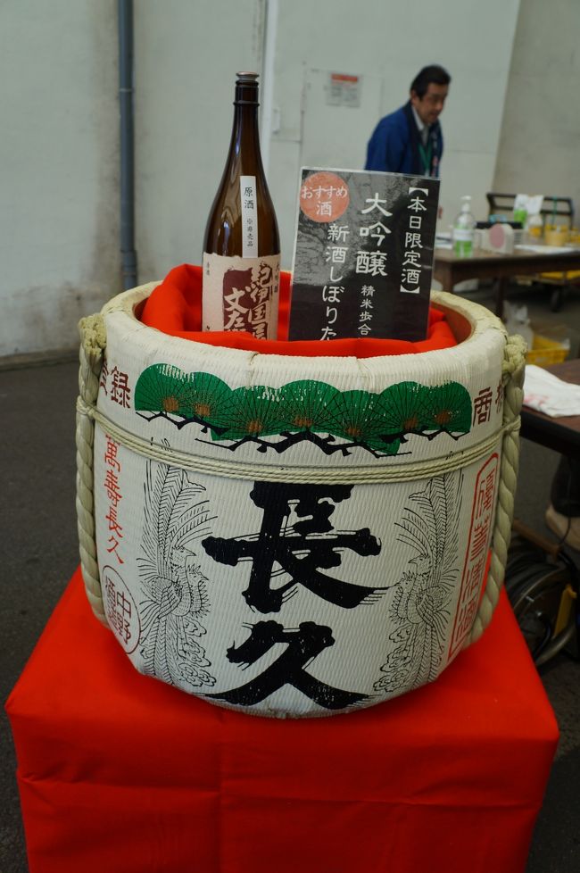 『日本庭園のある酒蔵』として知ってる人には有名な中野BCで開かれた『日本酒を楽しむ会〜にほん酒BAR〜』へ友人たちと行って来た。<br /><br />イベント告知↓<br />http://www.nakano-group.co.jp/event/nihonsyu_bar2013/chirashi.pdf<br /><br />誘ってくれたのはココの社長↓<br />http://www.facebook.com/sougawa.co<br /><br />-------------------------<br />インド方面５カ国周遊２ヶ月の旅から帰国して…　　<br />体の芯までマサラ(カレー粉)臭くなってた自分を<br />日本へ引き戻すべく、久々の日本文化にひたる…<br />と称して、仲間と良い酒で呑んだくれようという魂胆(苦笑)