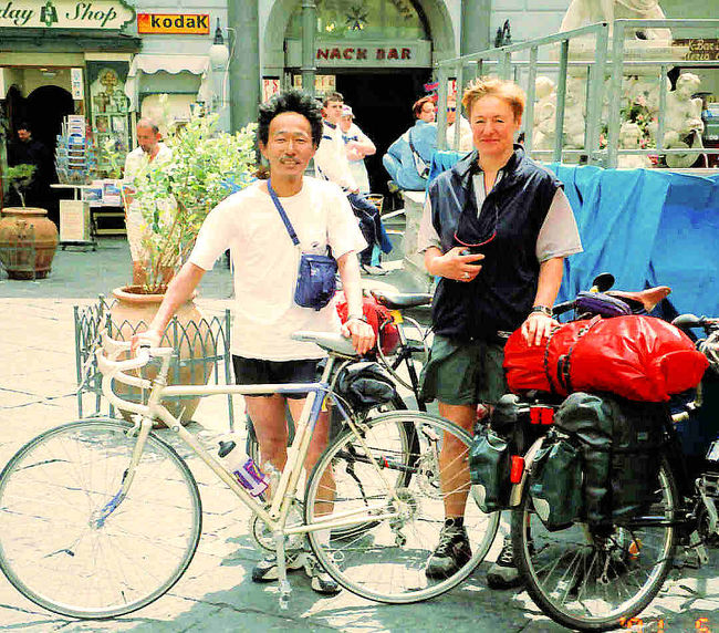 50歳の記念にイタリア自転車縦断旅行にチャレンジ<br />2年の準備期間設け綿密な準備と計画で<br />いざ実践、実践は冷静・沈着・大胆を目標に<br />37日間の激闘を繰り広げた。<br /><br />今回はサレルノ〜アマルーフィイを紹介します。<br /><br />イタリア自転車縦断コース<br />パレルモ〜トラパーニ〜マルサーラ〜アグリジェント<br />ラグーサ〜シラクーサ〜カターニャ〜タオルミーナ〜<br />メッシーナ〜ターラント〜アルベロベッロ〜マテーラ〜<br />ポテンッア〜サレルノ〜アマルーフィー〜ポジターノ〜<br />ソレント〜カプリ島〜ポンペイ〜ナポリ〜ローマ〜<br />スポレト〜アッシジ〜ペルージャ〜チアンチャーノテルメ〜<br />シエナ〜サンジミニャーノ〜フィレンチェ〜ボローニャ〜<br />フェラーラ〜パドバ〜ヴェネチツィア〜ヴェローナ〜<br />シルミオーネ〜ベルガモ〜コモ〜ルガーノ〜<br />ベリンゾーナ〜アイローロ〜チューリッヒ<br />