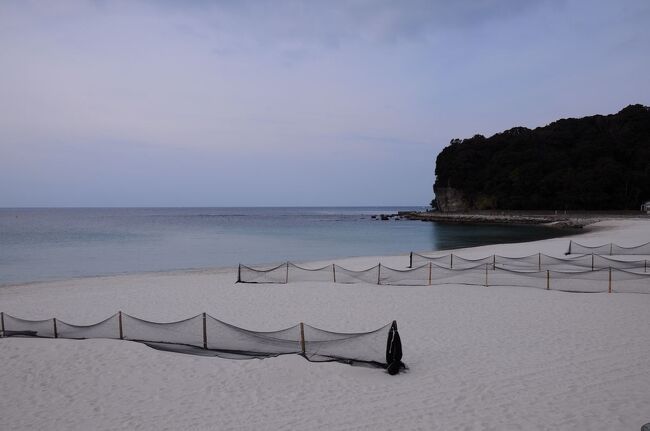 今年最初の旅は、南紀から伊勢路へと巡る旅。<br />南紀では、白浜と勝浦で温泉三昧。<br />南紀白浜温泉では、白良浜近くの『白良湯』、砿湯と行幸湯を引く『牟婁の湯』、そして万葉の頃から残る古湯『崎の湯露天風呂』で湯を楽しみ、円月島や千畳敷、三段壁で景色を眺め、白浜海中展望塔や三段壁洞窟などにも立ち寄ってきた。<br />初めて訪れた南紀白浜は、古から湧き続ける名湯が魅力的なところだった。<br /><br />※2021.02.05 再公開(表紙写真変更、写真の追加、差し替えと文章の書き直し)