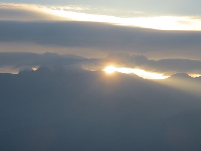 「台湾紀行」の足跡を辿った一人旅の最終編です。<br />司馬遼太郎の「台湾紀行」は花蓮で終了となっていますが名残惜しいので台北に行くのを急遽変更し阿里山の日の出を見て帰国することにしました。<br />寒い中を朝５時起きで祝山に行ったのですが、山の上に厚い雲が広がりあきらめかけました。　しかし見学者全員の願いが叶って雲と山の隙間から日の出が輝き、台湾の人達と共に歓声を上げて喜び会った記念すべき一人旅となりました。