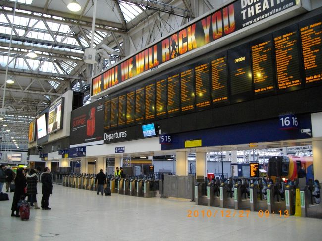 旅も後半に入り、ここからは主要な観光スポットを周ります。<br />写真は電車で移動する際、拠点となったウォータールー駅(Waterloo Station)<br /><br />4日目は前半、後半に分けて書いて行きます。<br /><br /><br />【4日目概要】<br /><br />ロンドンアイ<br />　　↓<br />ビッグベン<br />　　↓<br />ウェストミンスター寺院<br />　　↓<br />セントジェームズパーク<br />　　↓<br />バッキンガム宮殿
