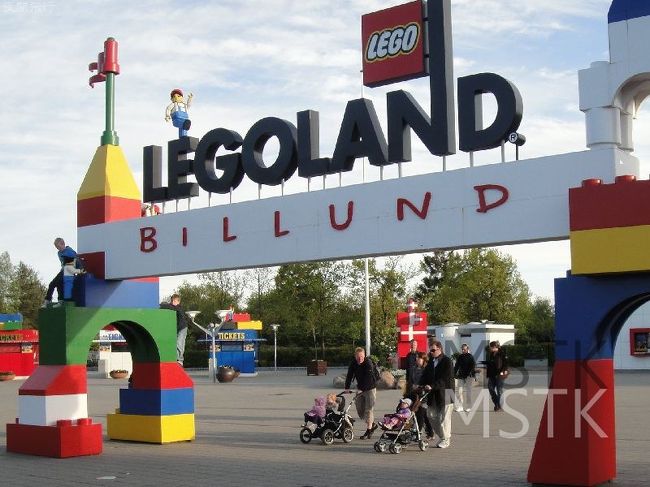 2010年5月のデンマーク旅行 ＜ユトランド半島とレゴランド＞<br />2日目、夏のように暑かった前日ですが、わりと涼しく過ごしやすい一日になったこの日、子供たちが楽しみにしていた LEGOLAND Billund にやってきました。おもちゃのレゴのテーマパークです。子供向けの遊園地というだけではありません。世界の街並みがミニチュアで再現されたミニランドや、園内各地に散りばめられたレゴモデルは、大人もわくわくします。一日中走り回って、グリルレストランでご飯を食べて、レゴショップで買い物をして、レゴの世界を満喫しました。<br />3日目、結構寒くなりました。午前中は予定どおり近くの航空博物館へ。その後、旅行計画ではドイツ国境へ向かうことになっていたのですが、やっぱりというか、もう一回レゴランド！ということで、午後からはまたレゴランドへ行ってしまいました。2度目ということで園内の勝手がわかっているため、効率よく好きなアトラクションをまわれました。これで本当の満喫。そして満腹。帰りはかなり遅くなりました。<br /><br /><br />1-1：スクリューフリゲート ユラン号博物館＠エーベルトフト<br />http://4travel.jp/traveler/amsterdam/album/10746705/<br /><br />1-2：オーフス大聖堂<br />http://4travel.jp/traveler/amsterdam/album/10746929/<br /><br />2, 3-2：レゴランド ビルン／デンマーク<br />http://4travel.jp/traveler/amsterdam/album/10749094/