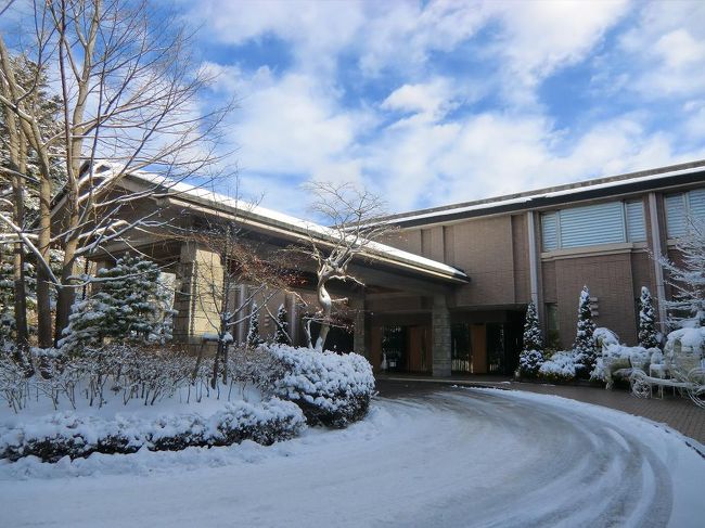 2月上旬の平日にエクシブ軽井沢(写真)に一人で滞在してきた。ホテル内は実に静かで、ラウンジ、ジム、プール、大浴場等貸し切り状態で使えた。滞在中に大雪の日があったが、外は吹雪でも館内は暖かく、部屋やラウンジから眺める雪景色は最高である。スキーをせず、観光旅行もせず、エクシブ軽井沢に閉じこもって、ひたすら「読書、スポーツ(ジム・プール)、温泉三昧」をする。リゾートホテルの究極の裏技?<br /><br />私のホームページ『第二の人生を豊かに―ライター舟橋栄二のホームページ―』に旅行記多数あり。<br />http://www.e-funahashi.jp/<br />