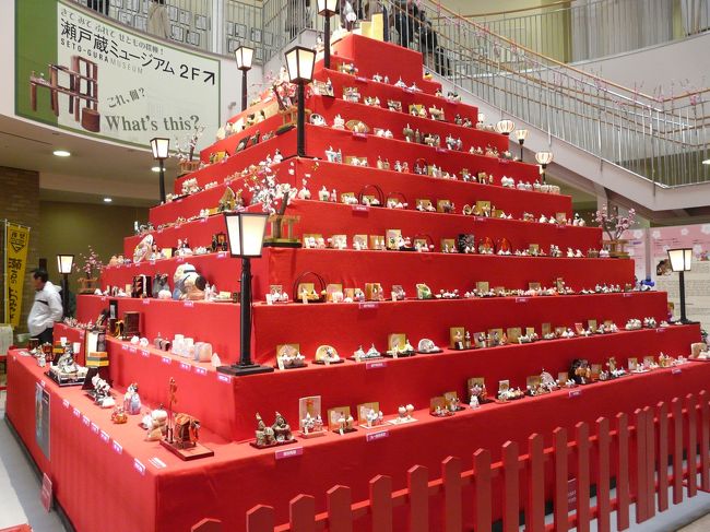 愛知県瀬戸市は街中で雛祭りを開催中です。<br /><br />尾張瀬戸駅周辺には参加店が集中しています。<br /><br />雛祭りは子供の事と思いながらも出掛けてきましたが、中々の作品が数多くの店に展示されていて飽きる事も忘れてしまう程でした。<br /><br />陶のまち瀬戸のお雛めぐり・(3/3まで開催されています)<br /><br />http://www.seto-marutto.info/hina/ <br /><br /><br />瀬戸蔵周辺の多くの駐車場は最初の60分は無料に成っていました。<br />その後は、60分置きに100円が必要です。<br /><br />ナビタイムで貴方の行程の確認が出来ます。<br />http://www.navitime.co.jp/<br />