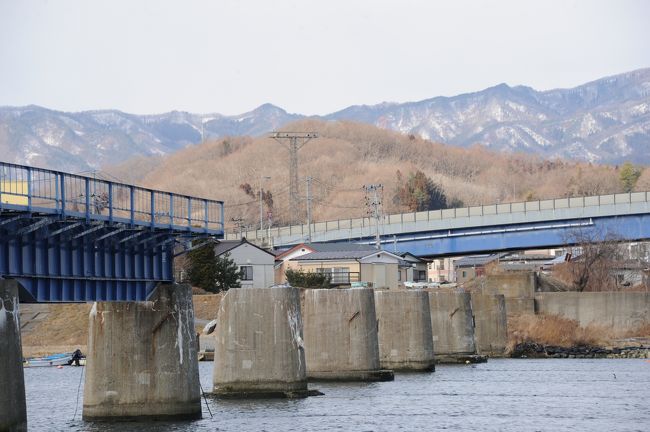 あと1ヶ月もっすると震災からまる二年になる岩手県の宮古。昨年の9月に宮古まつり（震災復興祈願祭）に行って、もうすぐ６ヵ月なので、その後の変化の様子を、この目で確かめようと、再び訪れました。<br />前回９月のときは宮古まつりにゲスト参加するのが目的で、時間的に周り切れなかったところもあるので、今回は丸一日かけて、じっくり見学することができました。本当は田野畑村の景勝地、北山崎の展望台まで行こうかと思いましたが、津波跡をじっくり見ると宮古から田老に行くのが精いっぱいでした。<br />宮古の市街地には、がれきは殆どなく、気が付かないままに通り過ぎてしまいそうな場所にも、津浪や地震の痕跡が点在しています。外の人には被害の痕跡が気づきにくくなったといえます。<br />決して震災の記憶を風化させてはいけないと思います。<br />莫大な予算が投下され、いたるところで公共事業が進められていますが、個人宅の再建はまだまだ手つかずです。