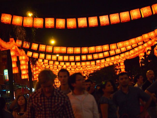 　７割が中華系の人が住むシンガポールでは、やっぱりチャイニーズ・ニューイヤーは最も大きなお祭りのひとつです。<br />　シンガポールでは毎年、「Chinese New Year&#39;s eve party」というイベントがあります。リー・シェンロン首相も来ます。<br />　ということで、チャイニーズ・ニューイヤーのカウントダウンを、チャイナタウンで体験してきました。<br /><br /><br />※ 参考URL「Chinese New Year&#39;s eve party」<br />http://www.chinatownfestivals.sg/programme-countdown-party.php<br /><br />