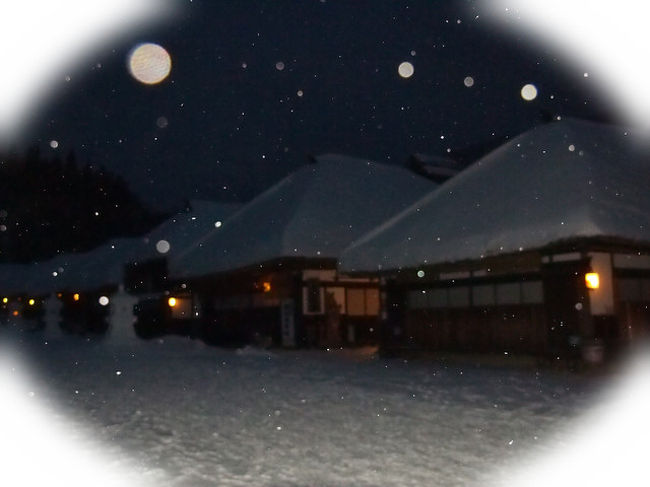 雪景色を見に行きたいね～、白川郷みたいな茅葺き屋根と雪景色なんて理想的だよね～。でも、白川郷は遠いし、交通費もかかるからなぁ・・。<br /><br />その上、以前に、雪景色を求めて草津温泉に行った時、帰りの日に、とんでもない大吹雪になって、交通の乱れに巻き込まれ、吹雪の中、何時間もやって来ないバスの列に並んで待ち・・予約した列車に乗れず、各駅列車で帰ってきた・・・な～んてひどい目にあって以来、どうしてもその思い出が蘇り、毎年、二の足を踏んでしまう・・・。<br /><br />そんな時、アド街で、ひっそりとした夜の茅葺き屋根の家並みに、ぽつんぽつんとついたほのかな行灯・・・そして豪雪に埋もれた茅葺き屋根の家々・・・。会津・大内宿をとりあげているのを見て、これだ！と衝動的に決めた（衝動的なのが私の悪い癖・・・）。 <br /><br />「雪まつり」の夜には、雪灯籠にろうそくの火が灯され、大内宿が幻想的に浮かび上がる・・というので、ぜひその雪まつりに！・・と思ったが、２月９日（土）だけらしい・・。う～ん、土曜日は私が仕事だから、ムリだぁ～～。じゃあ、雪灯篭の灯りは諦めて、ほのかな行灯が点る茅葺き屋根の家並みだけでもいいか・・・と、２月１０日～１１日の連休に、雪景色を求めて、大内宿へ行くことを決めた。<br /><br />アクセスをざっくり調べたら、どうやら電車とバスで行けるみたいだし・・（後になって、ざっくり過ぎたな・・と反省したが・・）。<br /><br />夕方～夜の大内宿を見たいので、大内宿内に泊まらないとね・・と、アド街を見てすぐ予約の電話を入れたら、宿の女将に「雪まつりは前日なんだけど、いいんですか？」と聞かれてしまった～。１日ズレた１０日は空いているようで、予約はスムーズにとることができた。<br /><br />行く直前になって、どこにどうやって行こうか情報収集をしていたら（いつも衝動的に決めておいて、ギリギリになってから細かい情報を調べる・・ってあぶなっかしいパターンです・・）、冬の間は、最寄駅から大内宿へのバスが・・・ないじゃん～～～・・！！！どうやら、最寄駅からタクシーで行くことになるらしいよ・・。<br /><br />でもそんなに長距離じゃなさそうなので、まぁ、いいか・・と思ったのだが、そんなことよりも、東武鬼怒川温泉駅からの会津鉄道が、観光客の多さの割に、本数と車両がとっても少なくて、思いのほか不便だった・・。<br /><br />それでも一応、予定通りに大内宿にたどり着くと、真っ白い雪の中に、思い描いていた通りの茅葺き屋根の家並みが～～！感激～！<br /><br />わが家が到着した１０日には、雪まつりのいくつかの行事と閉会式があるので、けっこう混雑していたが、求めていた通りの雪景色が嬉しくて嬉しくて、短い通りを、何時間も行ったり来たりしてしまった。<br /><br />天気はあいにく、雪が小降りになったり酷く降ったり・・で、PENにはかわいそ～な（私、こき使うので・・）状況・・。<br /><br />大内宿の家並みは、日中もよかったが、夕方から暗くなるまでの時間、お店が閉まり・・観光客が減っていき・・しんしんと降りしきる雪の中、家々の軒先に、ほんのりと点る灯りが幻想的で、想像していた何倍もすてきな風景なのであった。<br /><br /><br /><br /><br /><br />