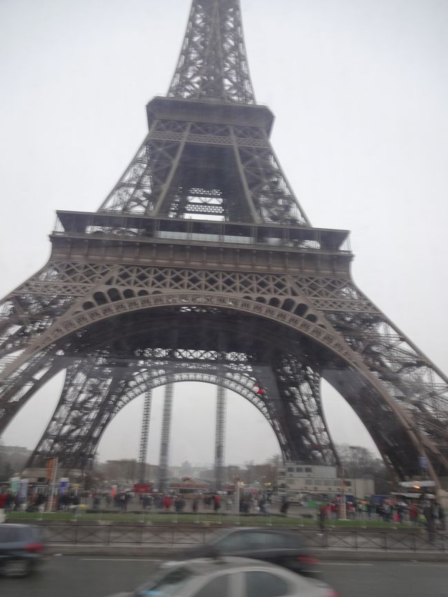 初めてのフランスに行って来ました。<br />パリを中心に有名な観光地を廻り、３日目にはモンサンミッシェルにも行きました。<br />３泊５日の駆け足での観光でしたが、華の都パリに行く事ができて良かったです。<br />まだ行けていない場所もあるので、是非また行きたいです♪