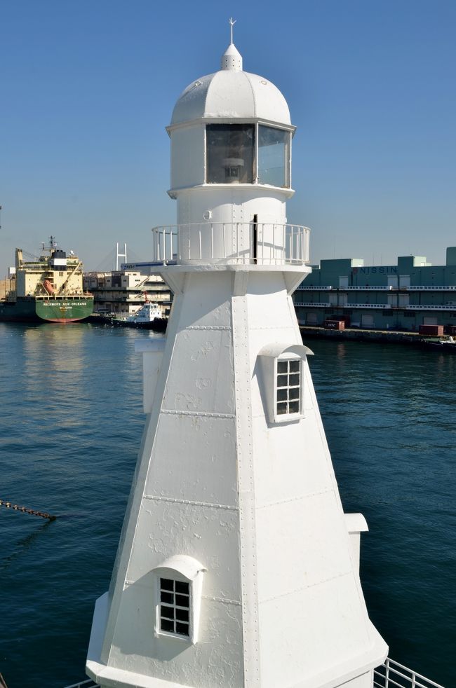 横浜港は1859（安政6年）に開港して以来、150年を超える歴史を有し、常に日本を代表する国際貿易港として日本経済を牽引してきました。<br />現在は、クルーズ客船の発着港としても寄港数で国内港湾第1位の地位を保っています。<br /><br />テーマは「横浜港の魅力」<br />今回はそんな横浜港の歴史に触れてみました。<br /><br />夕暮れ時、横浜港大さん橋国際客船ターミナルの展望デッキ（くじらのせなか）から見る横浜港の夜景は本当に素晴らしいですが・・・<br />それだけではないのです。<br /><br /><br />