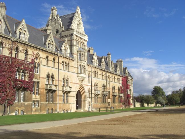 オックスフォード大学は創立９００年以上の英語圏では最古の大学です。ケンブリッジ大学と並び英国の代表的な大学です。<br /><br />イギリスの伝統をを受け継ぎ古い建築物と緑地に恵まれた環境にあります。富裕な家庭の子女が集まる大学の一つです。<br /><br />オックスフォードは町全体が美しい伝統的な建物で埋め尽くされて、街歩きは、それそのものが美術館のようです。<br /><br />とても一日観光ではほんの一部しか見られません。・・・全部見るには・・・留学するしかありませんかね〜
