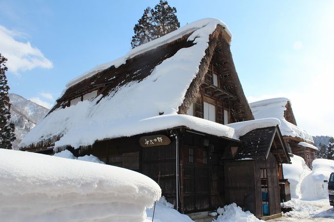 白川郷をあとにして、向かうは初の五箇山。こちらも世界遺産である。<br /><br />まずはごく小規模の菅沼地区を散策、昼食をいただいた後、目指すは相倉地区。<br /><br />同じ世界遺産だが、こじんまりとしていてミーハー客はあまりいません。一昔前まで秘境だったとか。<br /><br />囲炉裏のある合掌造りの民宿与茂四郎に泊まりましたが、常連客が多く人気のある宿のようでした。<br /><br />４０年通い続けている人たちが豆炭あんかの準備をしたり、配膳をしたりと半ば家族のような感じでいらっしゃいました。<br /><br />こきりこ節を聞いたり、ささらを演奏したり、昔の白川郷・五箇山のNHKビデオを見たり、お抹茶をいただいたりと宿泊客全員で盛り上がりました。<br /><br />民宿恐るべしです。与茂四郎は、ミシュランガイドにも載っている名物宿です。<br /><br />是非お泊りあれ。<br /><br />因みに１泊２食付８８００円です。<br /><br />http://www4.ocn.ne.jp/~gassyou/yomosiro.html