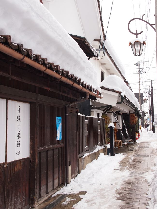 雪景色を求めてでかけた豪雪の会津。２日目の朝を迎えても、夕べからの雪は全くやむ気配がない。<br /><br />本日２日目は、湯野上温泉駅から会津鉄道で３０分ほどのところにある七日町（なぬかまち）を散策することにしている。<br /><br />この小さな町のメインストリートである七日町通りには、明治～昭和初期に建てられた蔵や洋館・木造商家が多く残っていて、レトロな町並みとなっている。<br /><br />帰路の列車の時刻の都合があり、ランチタイムを含めて、ほんの３時間弱しか時間がとれない上に、朝からの雪が、ますますひどくなってくるばかりで、ゆっくり散策どころじゃあなかった・・・(T_T)。<br /><br />七日町駅から、レトロな建物が立ち並ぶ通りを、ひととおり往復しながら、ひたすら建物を撮影するだけ～～～となってしまったのである。<br /><br />そんな中でも、ランチに、会津の郷土料理であるみそ田楽を食べ、（自分の）お土産に、創業３００年の老舗、白木屋漆器店で会津塗りのお箸を買って・・くらいは何とかできたが、他の面白そうなお店を覗いて見たり、ゆっくり町並みを楽しんだり・・をできる余裕はないほどの降りっぷりだった。<br /><br />そして、鬼怒川温泉駅行きのAIZU尾瀬エクスプレス号は、昨日同様、思わず悲鳴をあげてしまう１両編成で、２時間あまりの間（ほとんどの乗客は鬼怒川温泉駅まで降りない）、狭い通路にギュウギュウづめ状態。激寒のためのポカポカ暖房すらも、単に暑いだけだよ（怒）って感じで、乗客の殺気立った張りつめたムード１００％の列車内は嫌な緊張感に溢れていた・・・。<br /><br />大内宿も七日町も、とっても素晴らしい、思い出深～い冬の旅となったのだが、この１両編成の会津鉄道だけは、なぜこの便で１両なの？？と、怒りすら覚えるのであるが・・・。<br /><br />七日町にはもう一度、ゆっくり（七日町は雪シーズン以外のほうがいいかも・・）訪れてみたいな～とは思ったが、再訪する際には、別の経路か、ズラした時間帯で計画をたてない限り、残念ながら、行く気にならないなぁ・・・。