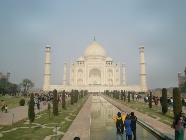 インドのハイライト、タージマハル。<br />白い大理石の存在感がすごい！