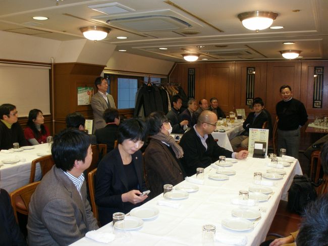 2013年2月16日(土)新宿で第2回延辺日本人会日本支部(仮称)首都圏交流会が開催されました(第1回は2012年1月23日)。<br /><br />写真は乾杯時の様子です。挨拶して下さったのは春節の休みを利用し帰省されていた、吉林省図們市にある日系企業・天三(延辺)木業新産品開発有限公司の花垣雅夫さん(右側で起立)。図們には北朝鮮からの出稼ぎ者が急増しているようです。<br /><br />日時:2013年2月16日(土)17:30〜19:30(2時間)<br /> ※受付は17時より。時間制ですので定刻通りスタートします。 <br />場所:ビヤレストランライオン 新宿ライオン会館 6F<br /> http://r.gnavi.co.jp/g160501/map/<br />費用:4,500円 料理6品、飲み放題プラン<br /> <br />その他:中溝正俊会長より最新の延辺情報をお話し頂きます。<br /> <br />連絡先:延辺日本人会 日本支部 <br /> ※参加可能な方はメールにてお申し込み下さい。