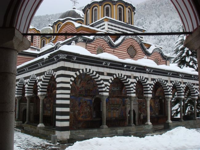 真冬で弾丸だけど以前より興味のあった<br />ブルガリアへ。ソフィアとリラの僧院を訪れました。<br />次に大好きなトルコのイスタンブールで<br />たくさんお買いもの・料理を堪能して帰りました♪<br /><br />ここではリラの僧院を紹介。<br /><br />☆2/7(木)出発<br />☆2/8(金)ソフィア<br />★2/9(土)リラの僧院<br />☆2/10(日)イスタンブール<br />☆2/11(月)イスタンブール<br />☆2/12(火)帰国