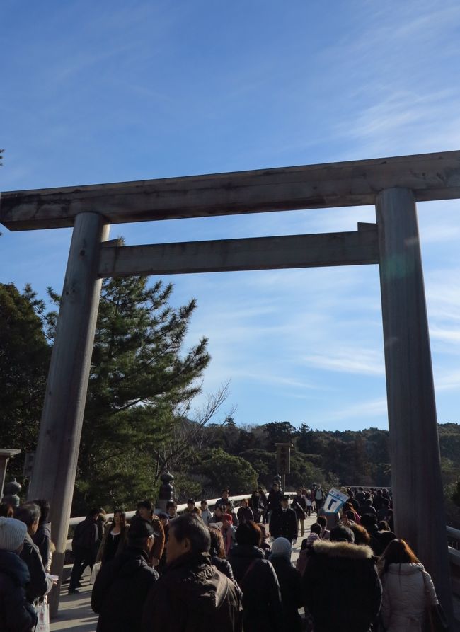 伊勢神宮は、三重県伊勢市にある神社。神社本庁の本宗(ほんそう)とされ、正式名称は地名の付かない「神宮」である。他の神宮と区別するため「伊勢の神宮」と呼ぶこともあり、親しみを込めて「お伊勢さん」「大神宮さん」とも言う。<br />古代においては宇佐神宮、中世においては石清水八幡宮と共に二所宗廟の1つとされた。明治時代から戦前までの近代社格制度においては社格の対象外とされた。(フリー百科事典『ウィキペディア(Wikipedia)』より引用)<br /><br />「第62回式年遷宮」は平成25年です。<br />平成17年から第62回式年遷宮の諸祭・行事が進行中です。(下記より引用)<br /><br />風日祈宮(かざひのみのみや)<br /> 内宮神楽殿授与所の向い側、奥の方に鳥居と宇治橋に似た橋が見えます。この橋は風日祈宮御橋(かざひのみのみやみはし)とも五十鈴川橋ともいわれており、その橋を渡ると、右手に、皇大神宮別宮、風日祈宮が鎮まっています。<br /><br /> ご祭神は、伊弉諾尊の御子神で、特に風雨を掌られると伝える神、級長津彦命、級長戸辺命をお祭り申し上げています。雨風は農作物に大きな影響を与えますので、神宮では古より正宮に準じて丁重にお祭りしています。<br /> もともと「風神社」と呼ばれていました「社」が宮号をもつ「風日祈宮」となりましたのは、鎌倉時代の『通海参詣記』によると、蒙古襲来の文永・弘安の役の際、ご神威によって猛風が起り、襲来した敵軍10万の兵を全滅させ、未曽有の国難をお救いになったご霊験に応えるべく正應6年(1239)3月20日、太政官符を以て宮号宣下を発表せられたことによります。(下記より引用)<br /><br />伊勢神宮については・・<br />http://www.isejingu.or.jp/<br />