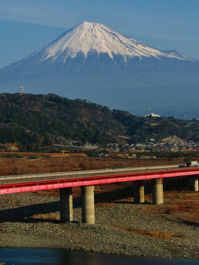 富士川サービスエリアは、静岡県富士市（旧庵原郡富士川町）の東名高速道路上に位置するサービスエリア (SA) である。<br />東京方面の施設はハイウェイオアシス「道の駅富士川楽座」を併設しており、静岡県道10号富士川身延線からも利用可能である。富士山が綺麗に見られるSAとして人気が高い。<br />（フリー百科事典『ウィキペディア（Wikipedia）』より引用）<br />