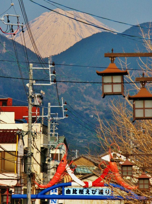 薩埵峠（さったとうげ）は、静岡県静岡市清水区にある峠である。東海道五十三次では由比宿と興津宿の間に位置する。<br />（フリー百科事典『ウィキペディア（Wikipedia）』より引用）<br /><br />由比町（ゆいちょう）は、静岡県の中部、庵原郡に位置していた町。2008年（平成20年）11月1日、静岡市に編入合併した。<br />「東海道の親不知」と呼ばれる断崖に位置し、歴史地理学的には関東政権（江戸・鎌倉・小田原）と東海政権（駿府）の境界となってきた。<br />江戸時代には東海道由比宿の宿場町であった。江戸時代の絵師・歌川広重による由比の浮世絵には、難所を越える旅人や、帆掛け船の浮かぶ駿河湾、駿河湾越しの富士山などが描かれている。<br />現在では、サクラエビとシラスの漁業基地としても有名である。<br />（フリー百科事典『ウィキペディア（Wikipedia）』より引用）<br /><br />由比本陣公園については・・<br />http://www.surugawan.net/guide/8.html<br />