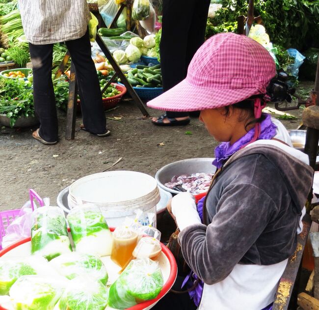 Cambodia　クメールの微笑み (4/33)　プノンペン　魚が脱走！朝のサマキ市場（1月24日）