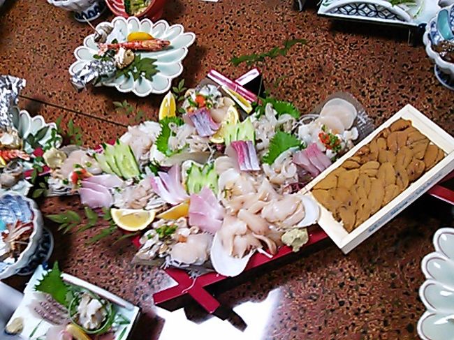 母が、佐賀に焼き物を見に行きたい。とのことで、家族で行ってきました。<br />ついでに(?)、美味しい海鮮料理も堪能してきました。<br />私は今まで、特別、焼き物には興味があるわけではなかったのですが、<br />意外にも見ているととても楽しく、飽きることもなく、たくさんの芸術品を見て、感性が磨かれた気がします。<br />著作権のこともあると思いますので、焼き物そのものについては、写真のアップは控えさせて頂いています。