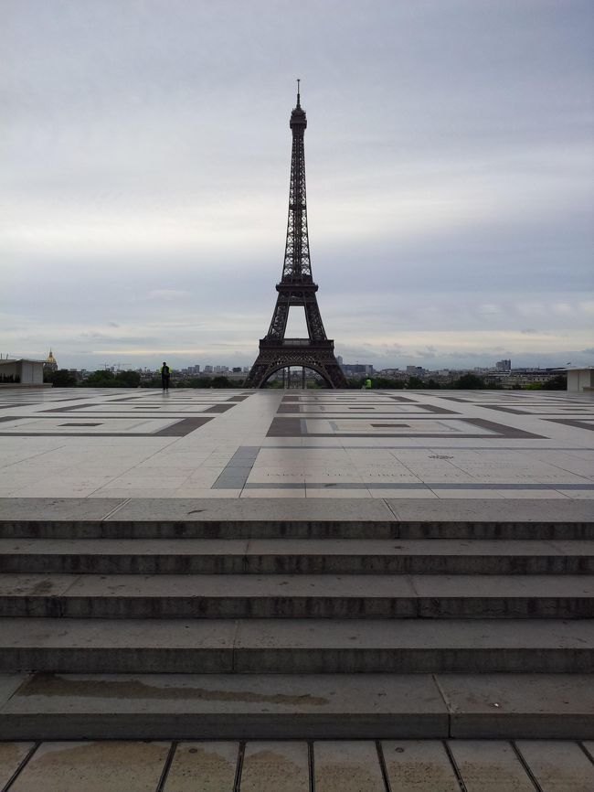 2012年の夏、オランダ、ベルギー、フランスを旅しました。いずれの国も数回目の訪問ですが、この場所から見るエッフェル塔は格別です。その場所は、トロカデロ広場です。前回訪れた時は雨でしたが、霧雨の向こうにうっすらと見えるエッフェル塔は情緒がありました。今回は快晴でしたが、早朝、真昼、夕刻と、素敵な勇姿を見ることができました。