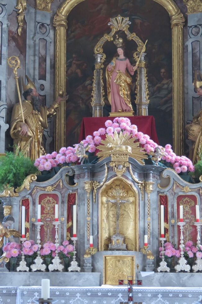 チロルで過ごした夏休み。<br />フルプメス村の聖ウィトゥス教会（ザンクト・ファイト教会）周辺をぶらり歩きました。<br /><br />この表紙の写真は、聖母被昇天祭の日の教会です。<br />この日は、マリア様の像が祭壇に安置され<br />ピンク色のダリアが飾られて、華やかな雰囲気でした。<br /><br />