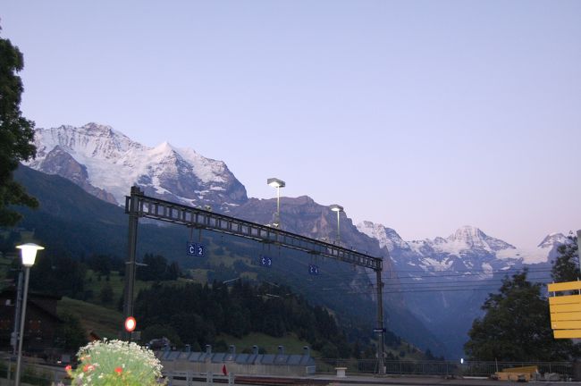 スイスの旅３日目。天気が今一つのため、いったん山から下り、トゥリュンベルバッハの滝へと向かいました。<br />クライネシャイデックの山岳ホテルには２泊の予定。夕方には宿に戻るつもり…のはずが。<br /><br />