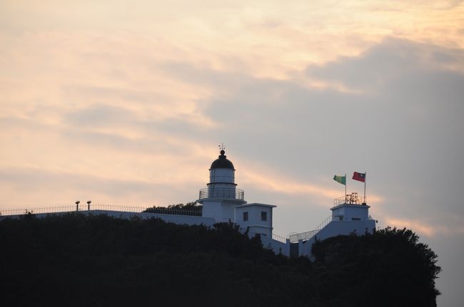 さてやってきました大晦日。<br />昼間は鳳山県新城をぶらぶらと。<br />夕方になって西子湾に移動しました。<br /><br />夕日が美しいことで有名な西子湾で、<br />2012年最後の夕日を見よう！と思いついたのですが、<br />曇空で美しい夕日は見られませんでした…残念。<br /><br />夜は年越しライブを見に世運主場館へ。<br />4日間行われた高雄での五月天ライブの最終日です。<br />台湾では各地でカウントダウンイベントが行われますが、<br />大体五月天がオオトリを務めることが多く、<br />この日の年越しライブもテレビ局の中継が入って<br />2013年へのカウントダウンをしました★<br /><br />2012→2013年は台北よりも高雄カウントダウンが熱かった！？<br /><br /><br />★★　台湾南部で新年旅行記　12/28〜1/2　★★<br />01★台北★香港トランジットで台北まで<br />http://4travel.jp/traveler/blue_tropical_fish/album/10747857/<br /><br />02★台北から墾丁へ！高鉄とバス乗り継いで台北→高雄→墾丁<br />http://4travel.jp/traveler/blue_tropical_fish/album/10747945/<br /><br />03★恒春★恒春古城城壁と中山老街散歩<br />http://4travel.jp/traveler/blue_tropical_fish/album/10748035/<br /><br />04★墾丁★ひとりの夕食はやっぱり夜市で！<br />http://4travel.jp/traveler/blue_tropical_fish/album/10748096/<br /><br />05★墾丁★我在墾丁，天気陰…灯台を見に！<br />http://4travel.jp/traveler/blue_tropical_fish/album/10751659/<br /><br />06★高雄★高雄不思議！五月天「諾亞方舟」高雄コンサ1230<br />http://4travel.jp/traveler/blue_tropical_fish/album/10751714/<br /><br />07★高雄★鳳山県新城プチ散歩<br />http://4travel.jp/traveler/blue_tropical_fish/album/10751811/<br /><br />08★高雄★2012年最後の夕日を見に西子湾へ！そして年越しライブ五月天諾亞方舟1231<br />http://4travel.jp/traveler/blue_tropical_fish/album/10751892/<br /><br />09★旗山★台湾バナナの里へ！新年のお祭りモードの旗山老街さんぽ〜前半〜<br />http://4travel.jp/traveler/blue_tropical_fish/album/10752200/<br /><br />10★旗山★台湾バナナの里へ！ちょっぴり感傷モードの旗山老街さんぽ〜後半〜<br />http://4travel.jp/traveler/blue_tropical_fish/album/10752296/<br /><br />11★高雄★元旦の夕食は瑞豊夜市で<br />http://4travel.jp/traveler/blue_tropical_fish/album/10752775/<br /><br />12★高雄★忠烈祠と武徳殿へ！バス乗り間違えて高雄市民に助けられる<br />http://4travel.jp/traveler/blue_tropical_fish/album/10752910/
