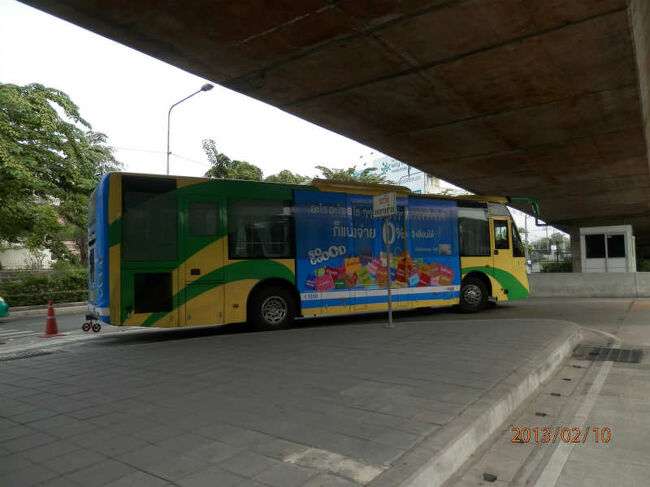 bkk2回10日曜3午前BRTバス終点につながるBTS駅はまだ工事中　またBRTバスで来た道を戻る