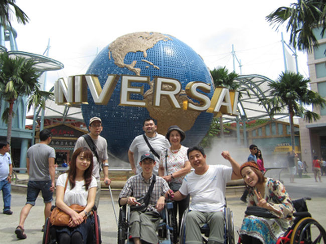大阪にある国際障害者交流センター「ビッグアイ」のトラベルサロンで、シンガポール旅行に行ってきました。参加者は、計７名（車いす４名、杖１名を含む）です。<br /><br />トラベルサロンとは、月１回の「バリアフリー旅行の勉強会」（２０１２年度は全７回）を通じて、障害のある人の旅行や外出に対する不安などを少しでも解決できるよう、お互いに解決策を探します。また、車いすで１００ヶ国以上を訪問したサロンマスターの木島英登さん（きーじーさん）に相談もできます。希望者で旅行プランをたてて、海外へも行くという、ざっくばらんな会です。自然と参加者同士も仲良くなります。