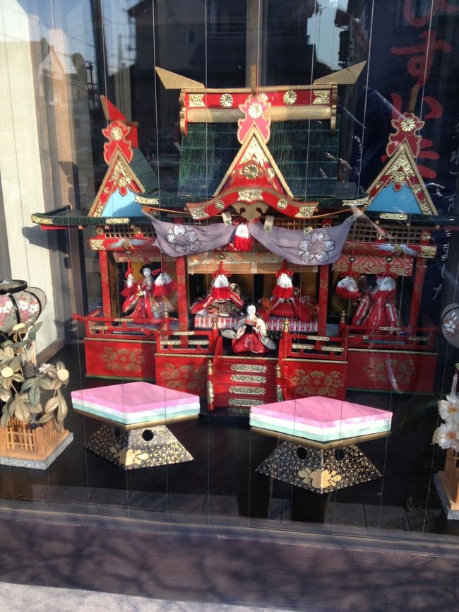 飯能市で毎年開催されているひな飾り展へ行ってきました。商店や民家、銀行などでいろいろなおひな様が飾られています。<br />飯能はハイキングでも有名な場所なのでちょっと足を伸ばして奥武蔵の自然も楽しんできました。<br />