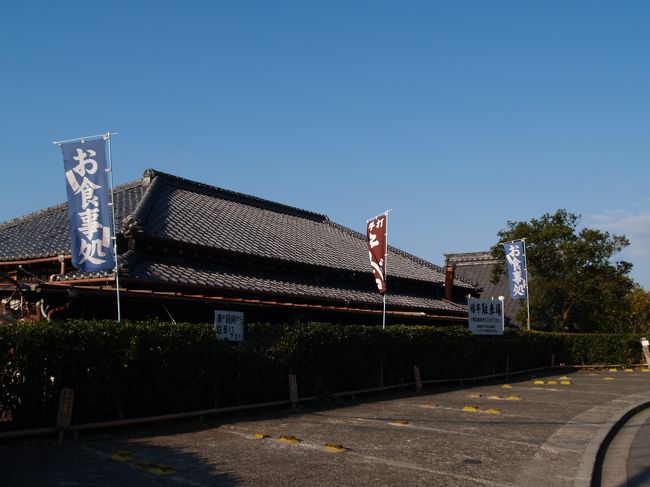 　鎌倉市鎌倉山3にある「らい亭」（「らい」は木偏に雷）」（旧清香苑）と山椒堂（旧岩田宙造別荘）は鎌倉山が宅地開発された昭和初期の当時の様子を伝える貴重な建物である。「らい亭」（旧清香苑）は昭和4年（1929年）に建てられた横浜の養蚕農家の建物を移築したもので、玄関は手広の青蓮寺、山門は西御門にあった高松寺から移築したものである。内部は和洋折衷の特異な空間になっている。山椒堂（旧岩田宙造別荘）は、昭和初期に岩田宙造別荘として建てられた格調高い数奇屋建築で、戦前の鎌倉の和風別荘建築を代表する建物である。緑に囲まれた鎌倉山の谷間を挟んで建つ二つの建物は、鎌倉山ならではの優雅な雰囲気を醸し出しており、鎌倉市景観重要建築物に指定されている。<br />　山門前には2月24日に庭園の梅見会が模様されることを知らせる貼り紙があった。日本庭園には梅は何本も植えられているのであろう。山椒堂の数奇屋建築は見えなかった。しかし、谷に六角か八角のお堂が見える。青蓮寺から移築した玄関や、高松寺から移築した山門といい、日本庭園というよりはお寺の境内という雰囲気なのかも知れない。<br />　鎌倉山にはこうした和風の建物も以外と多くあり、横浜山手のように洋館ばかりではないことを知った。<br />（表紙写真は鎌倉山らい亭）