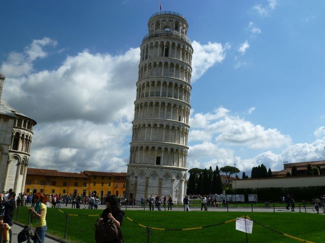 ルックJTBの「麗しのイタリア9」でのイタリア旅行記です。<br />はじめてのヨーロッパ。ゴールデンウィーク(GW)に行ってきました。<br />福岡空港発着で大韓航空利用です。<br />思い切ってビジネスクラスを予約しました。<br /><br />5日目(5月3日)<br /> 8:00 ホテル出発→1回トイレ休憩→ピサ観光→フィレンツェ観光 (昼食)<br /> →自由時間→市内レストランで夕食→ホテル「ニル」へ