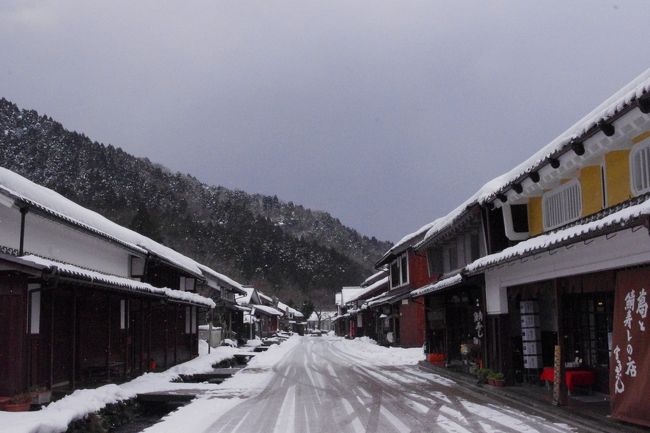外を見やるとチラチラと雪が舞っている<br />うっすら屋根が白くなるものの<br />近年京都市内での積雪は殆ど見られず<br />雪国の方々のご苦労を思うと申しわけ無い気持ちですが・・・<br />雪景色が見たくって<br />いざ出発~
