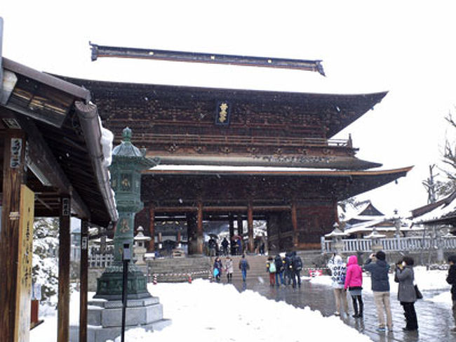 「遠くとも 一度は詣れ 善光寺」と言われました、<br /><br />善光寺は無宗派と今回初めて知りました。<br />1998年冬季オリンピックは、<br />善光寺の鐘楼の鐘の合図で開会式が始まり<br />素晴らしかったですね。<br /><br /><br />この日は雪でしたが、<br />一層厳かな感じがしました。<br /><br />おかげで「お戒壇巡り」は<br />待たずに入ることができました。<br /><br /><br />お土産は有名な八幡屋磯五郎の七味。<br /><br />400円ほどの赤い缶入りは<br />ウェディングのギフトとしても人気で、<br />お願いすれば、新郎新婦の名前を刻印してくれるとか。<br /><br /><br />干支の人形を買いぞびれ、<br />東京では見つかりませんでしたが、<br />さすがにここの参道で見つけました（笑）<br /><br />